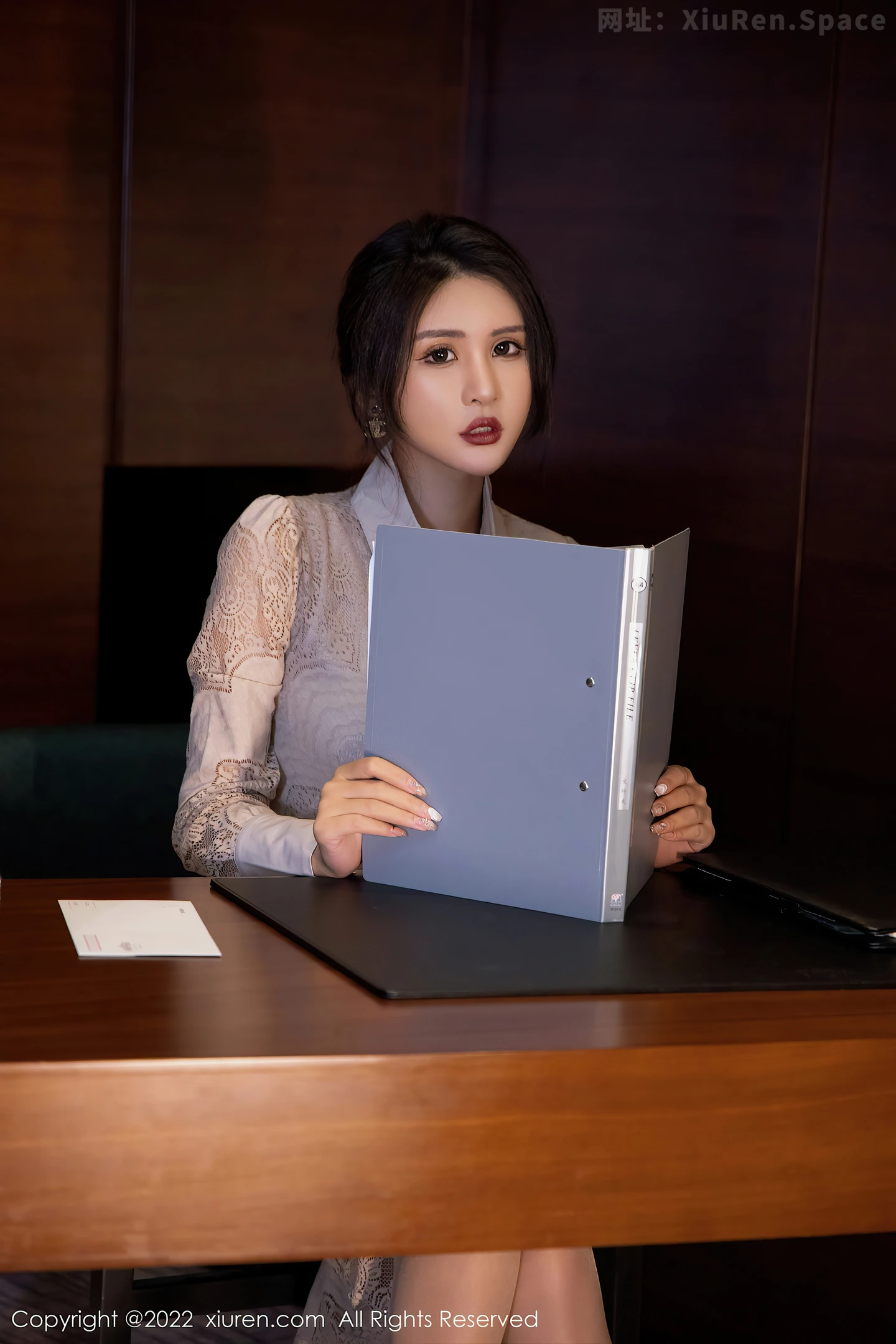 图片[3]-[XiuRen秀人网]VOL.4874 模特Emily尹菲性感OL装扮半脱露蓝色蕾丝内衣原色丝袜诱惑写真64P-秀人网官方网站